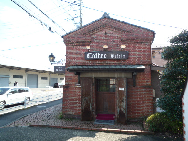 赤いレンガの喫茶店